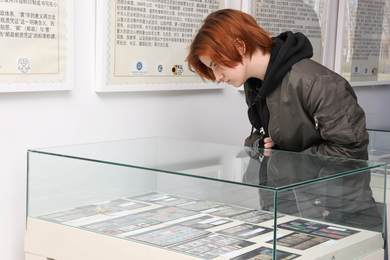 Отворена изложба кинеских поштанских маркица